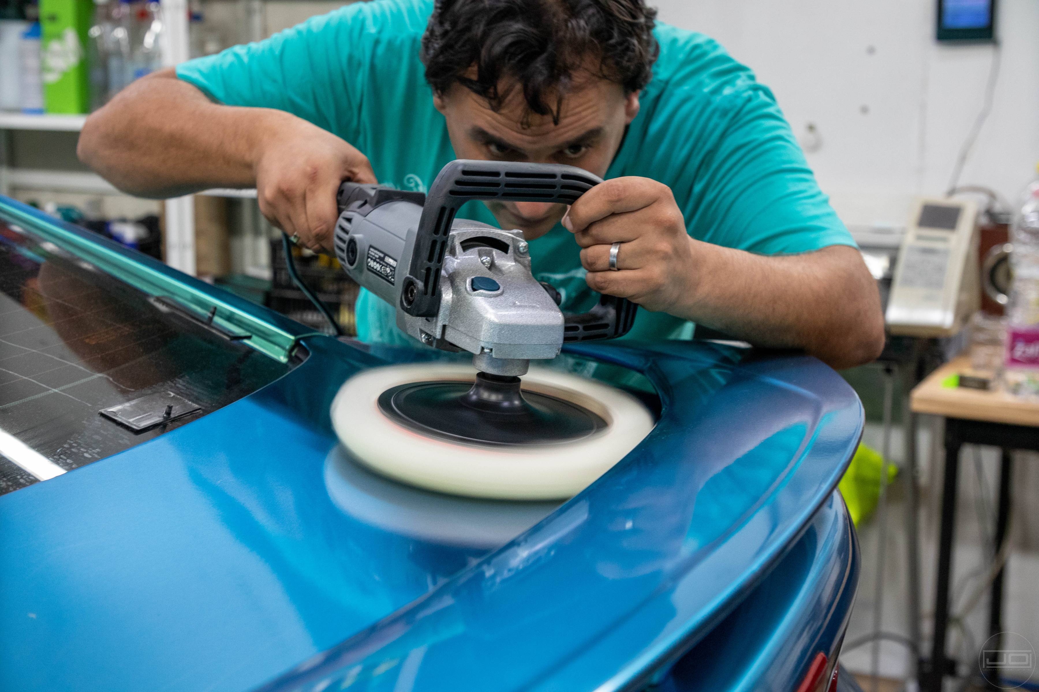 autó polírozás csomagtérajtón 1. illusztráció