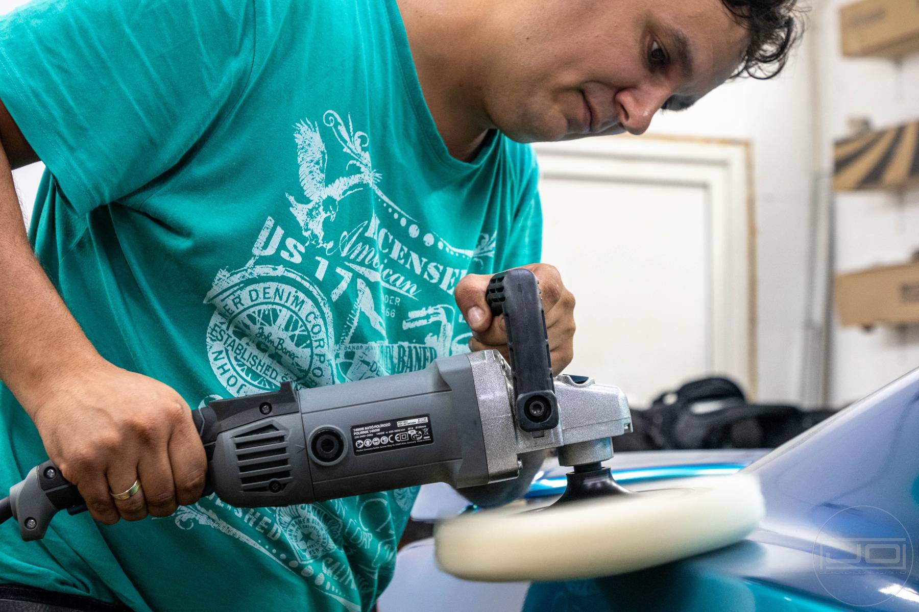 Egylépcsős polírozás hátsó sárvédőn 1. illusztráció