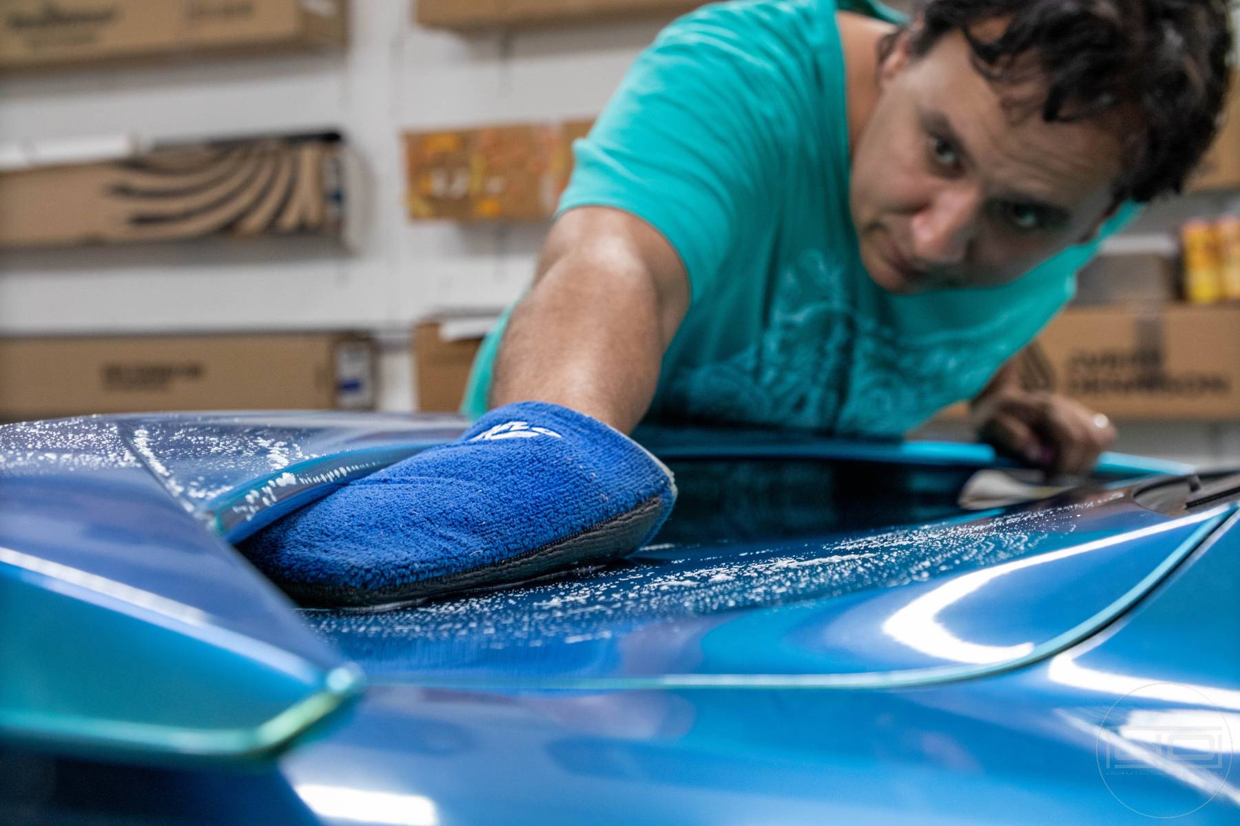 kézi autómosás gyurmakendővel csomagtér ajtón: 1. bemutató kép kézi autómosás gyurmakendővel csomagtér ajtón 1. illusztráció