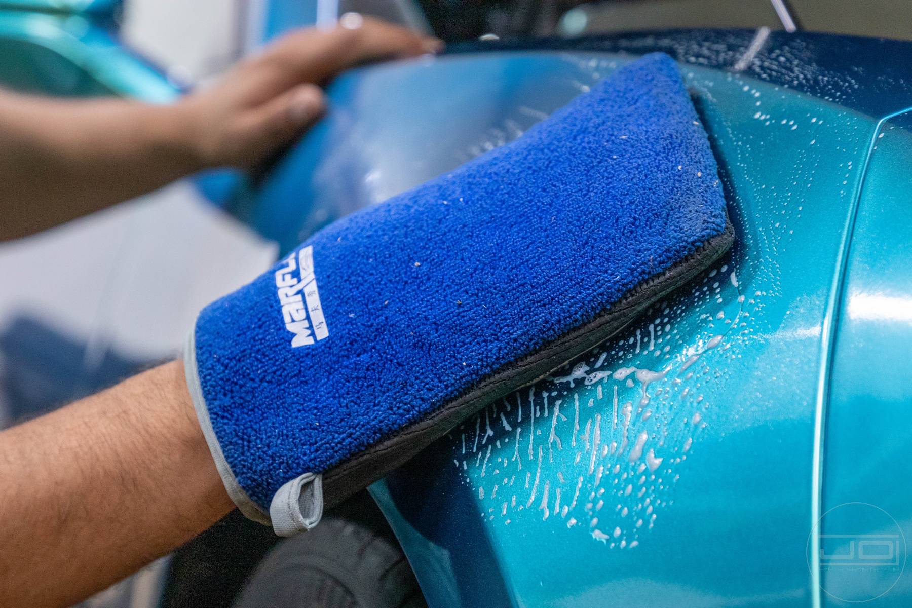 kézi autómosás gyurmakendővel első sárvédőn: 1. bemutató kép kézi autómosás gyurmakendővel első sárvédőn 1. illusztráció