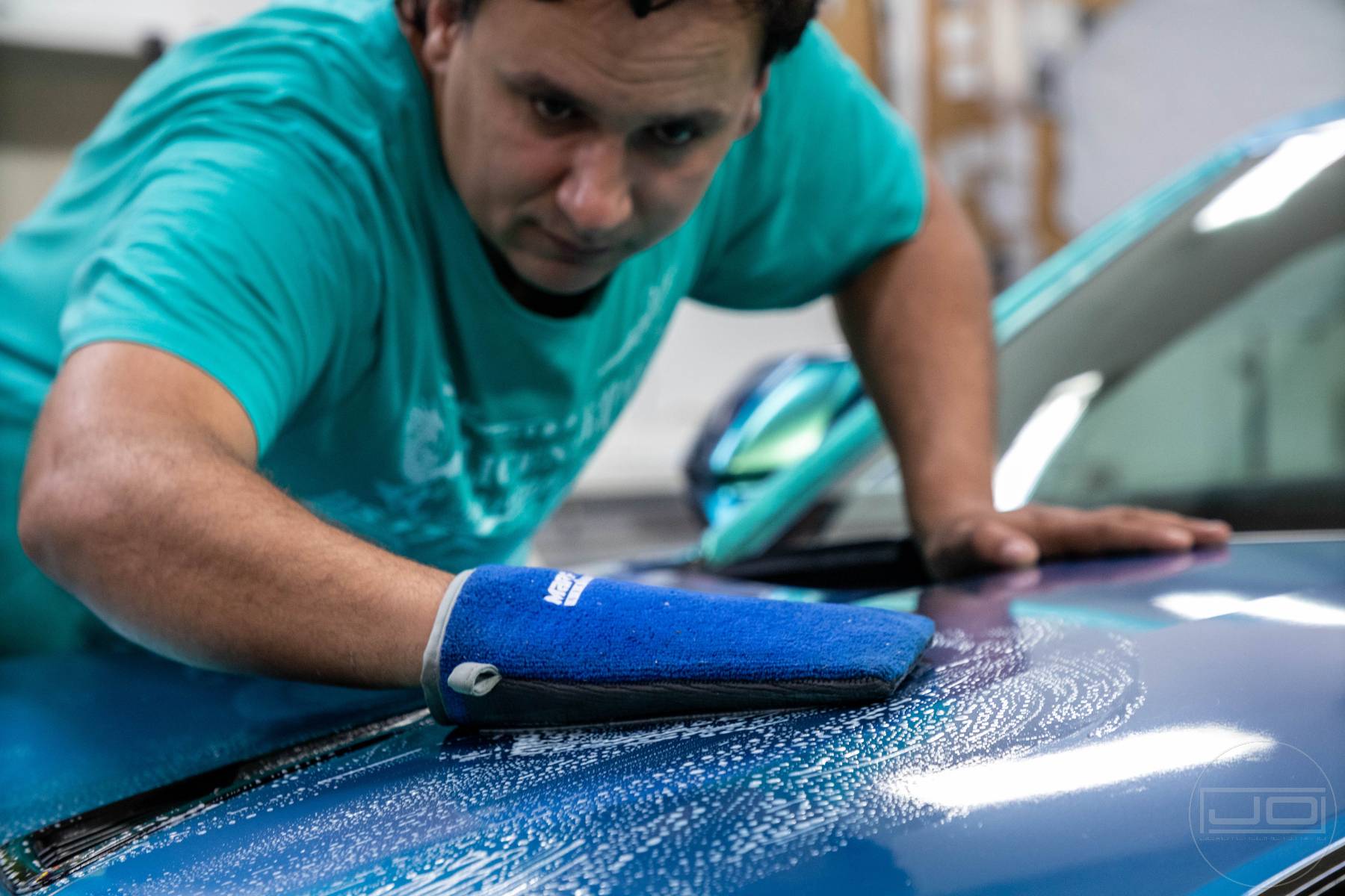 kézi autómosás gyurmakendővel gépháztetőn: 1. bemutató kép kézi autómosás gyurmakendővel gépháztetőn 1. illusztráció