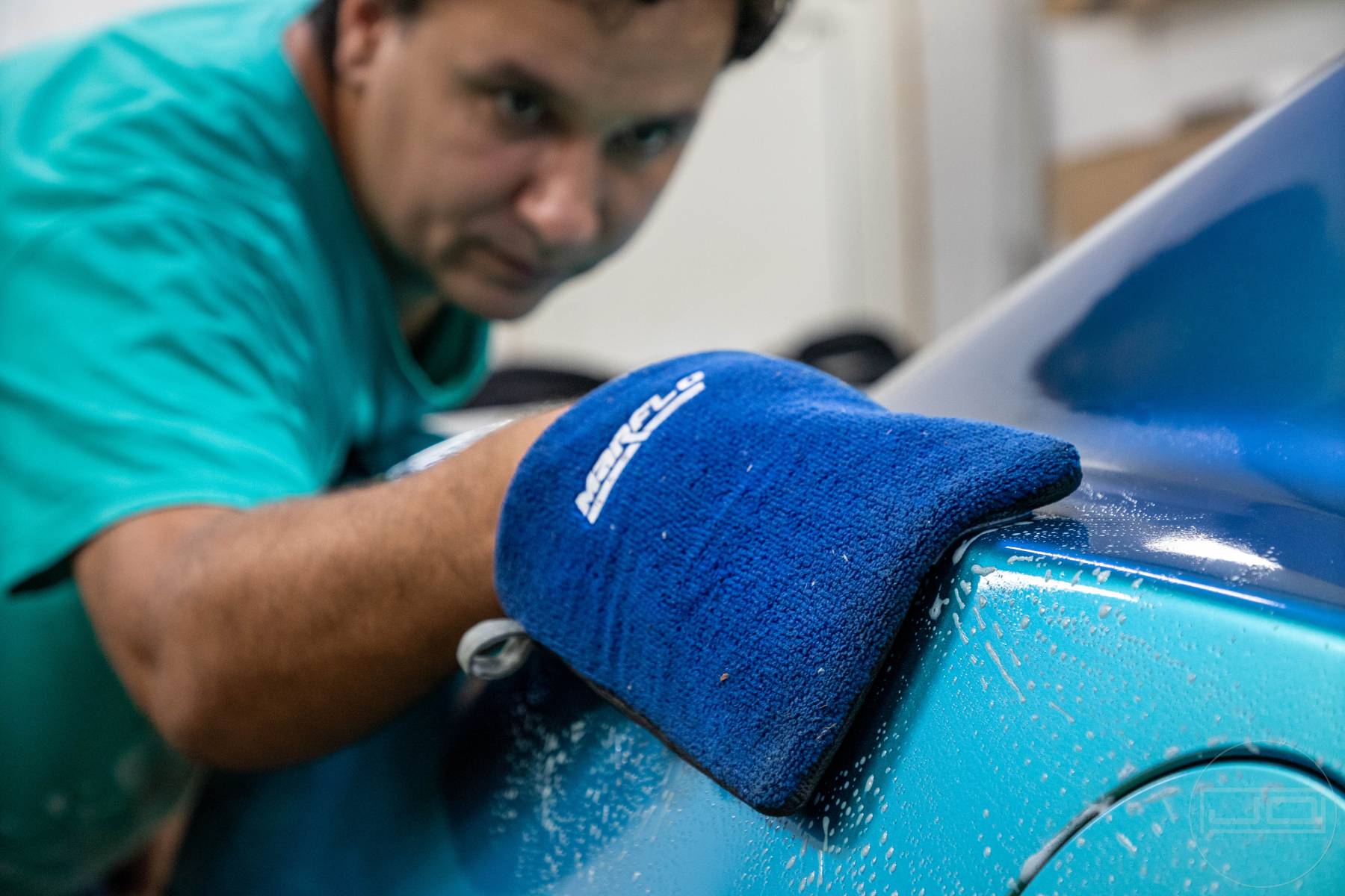 kézi autómosás gyurmakendővel hátsó sárvédőn: 1. bemutató kép kézi autómosás gyurmakendővel hátsó sárvédőn 1. illusztráció