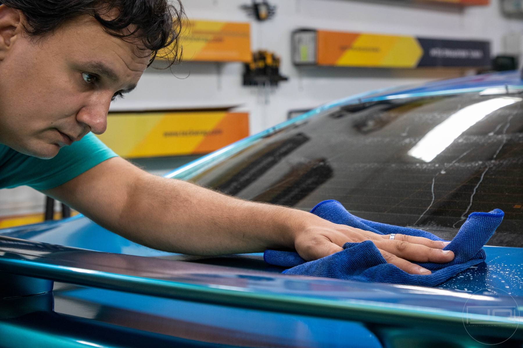 kézi autómosás intenzív mikroszálas kendővel csomagtérajtón: 1. bemutató kép kézi autómosás intenzív mikroszálas kendővel csomagtérajtón 1. illusztráció