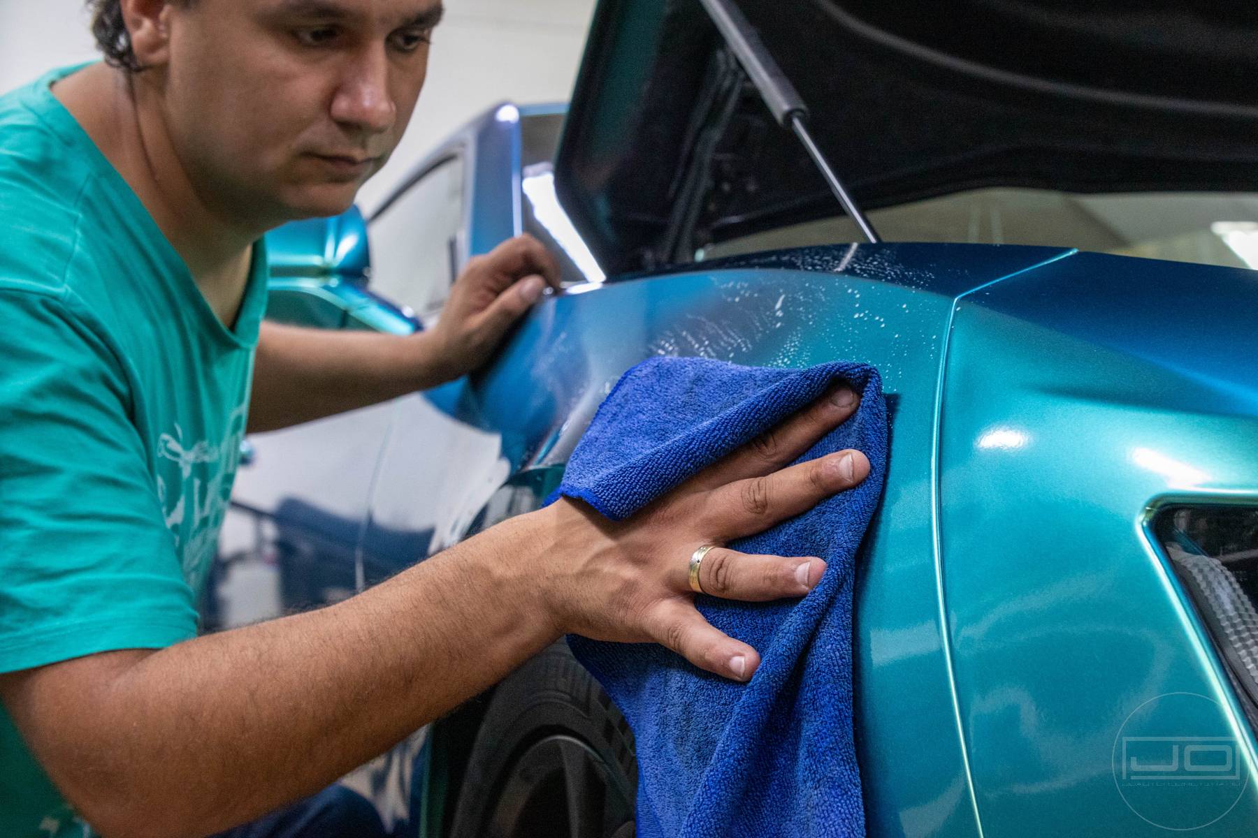 kézi autómosás intenzív mikroszálas kendővel első sárvédőn: 1. bemutató kép kézi autómosás intenzív mikroszálas kendővel első sárvédőn 1. illusztráció