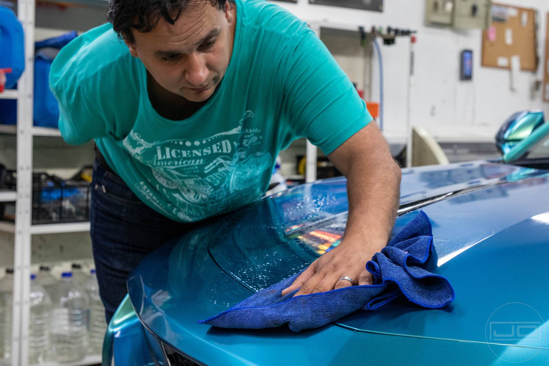 kézi autómosás intenzív mikroszálas kendővel gépháztetőn: 1. bemutató kép kézi autómosás intenzív mikroszálas kendővel gépháztetőn 1. illusztráció