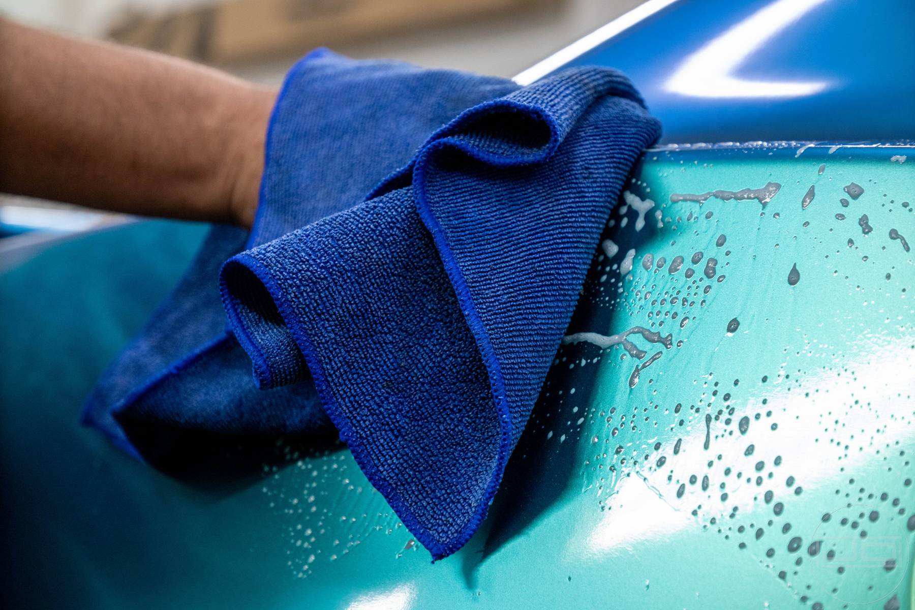 kézi autómosás intenzív mikroszálas kendővel hátsó sárvédőn: 1. bemutató kép kézi autómosás intenzív mikroszálas kendővel hátsó sárvédőn 1. illusztráció