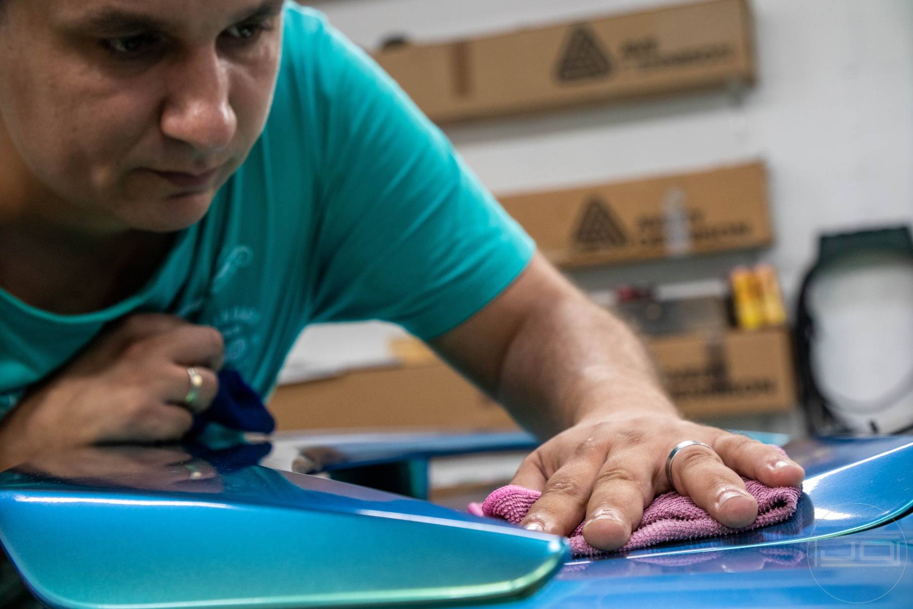 kézi autómosás lágy mikroszálas kendővel csomagtérajtón: 1. bemutató kép kézi autómosás lágy mikroszálas kendővel csomagtérajtón 1. illusztráció