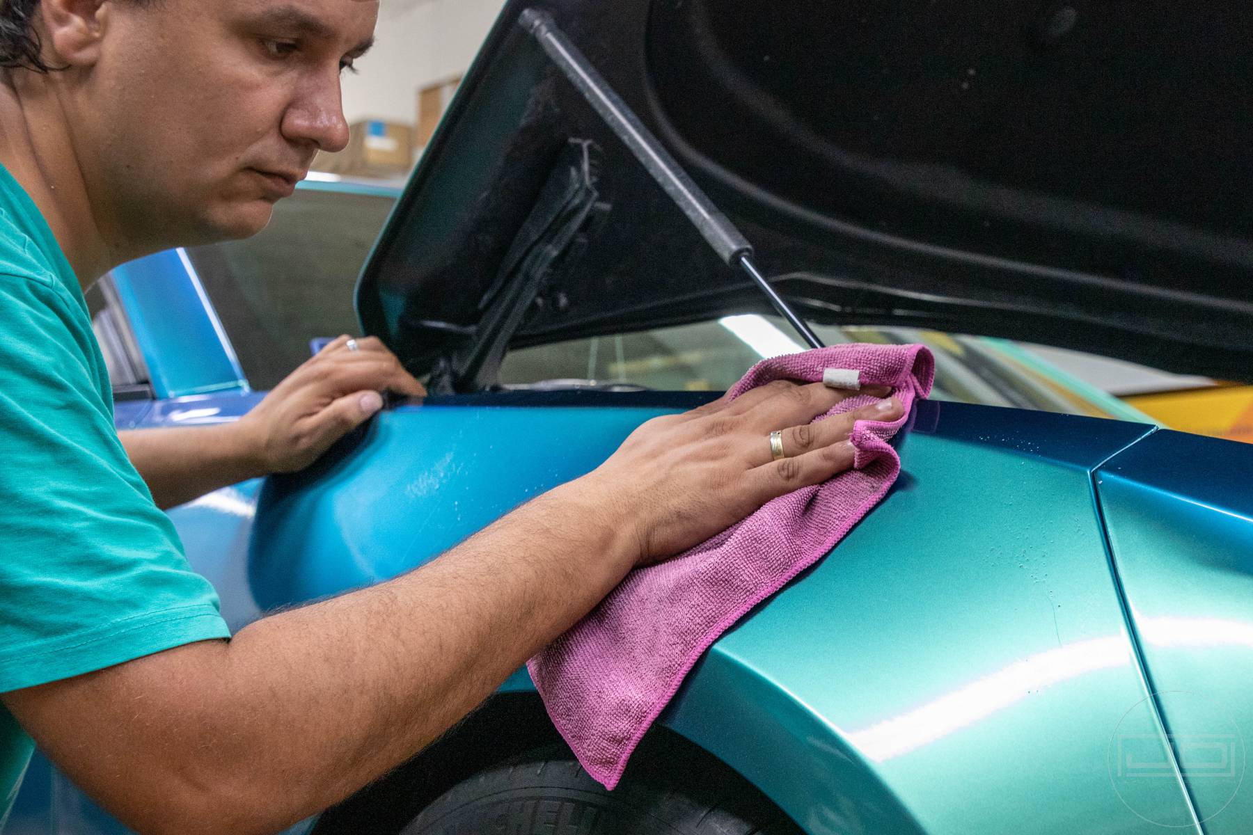 kézi autómosás lágy mikroszálas kendővel első sárvédőn: 1. bemutató kép kézi autómosás lágy mikroszálas kendővel első sárvédőn 1. illusztráció