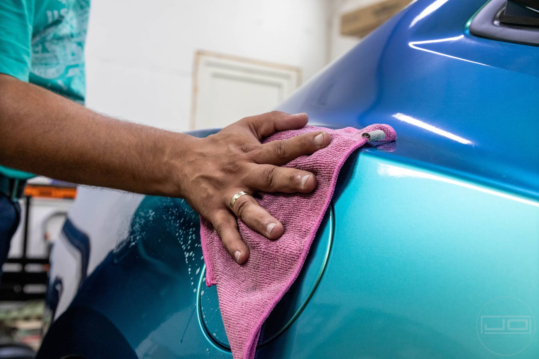 kézi autómosás lágy mikroszálas kendővel hátsó sárvédőn: 1. bemutató kép kézi autómosás lágy mikroszálas kendővel hátsó sárvédőn 1. illusztráció