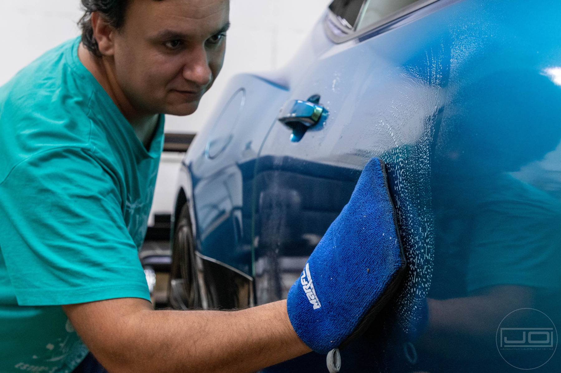 kézi autómosó gyurmakendővel ajtón: 1. bemutató kép kézi autómosó gyurmakendővel ajtón 1. illusztráció