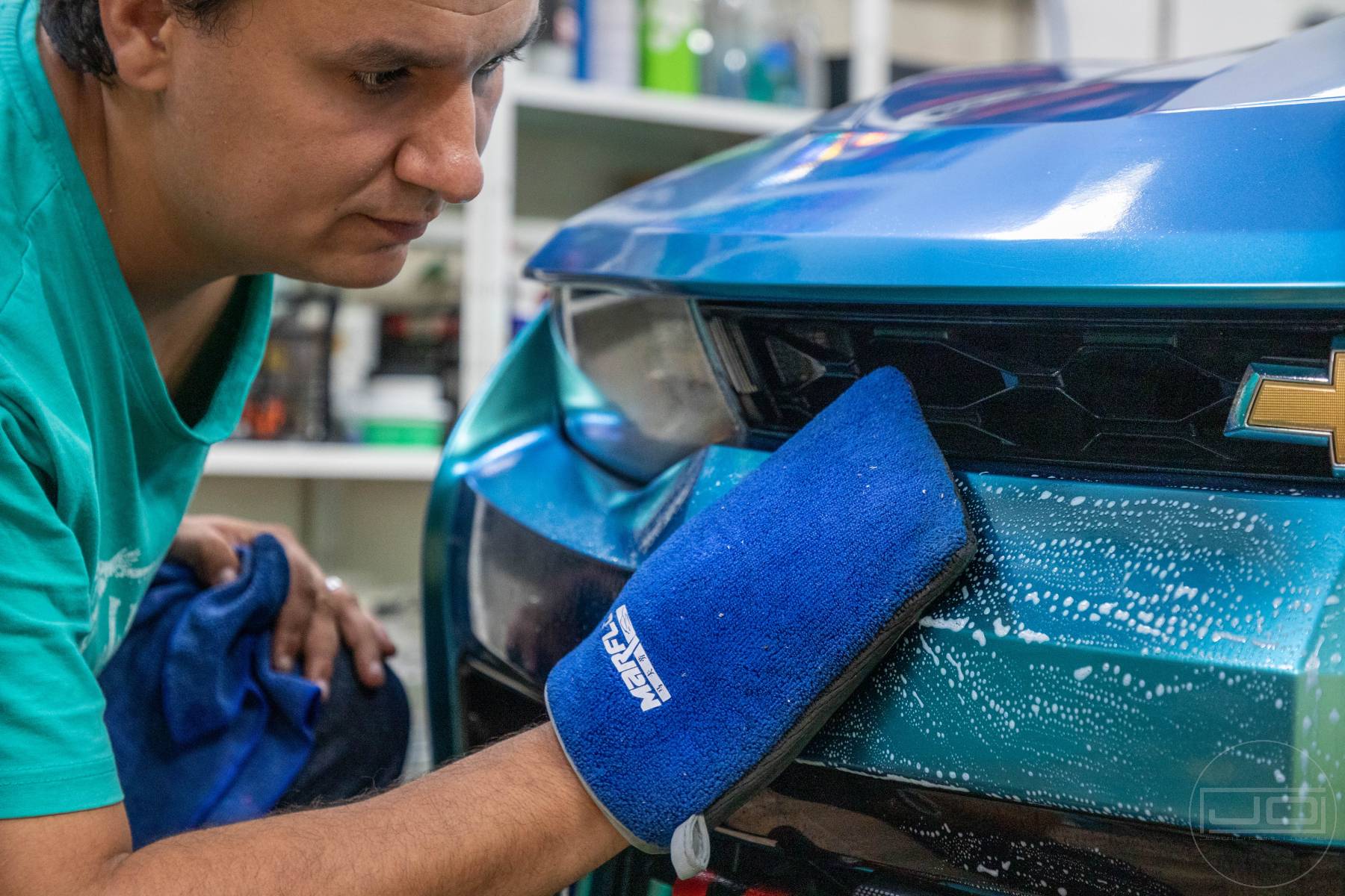 kézi autómosó gyurmakendővel első lökhárítón: 1. bemutató kép kézi autómosó gyurmakendővel első lökhárítón 1. illusztráció