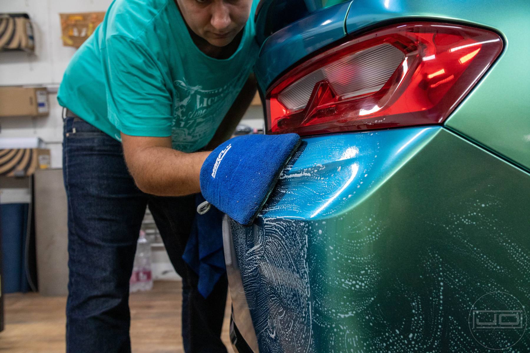 kézi autómosó gyurmakendővel hátsó lökhárítón: 1. bemutató kép kézi autómosó gyurmakendővel hátsó lökhárítón 1. illusztráció