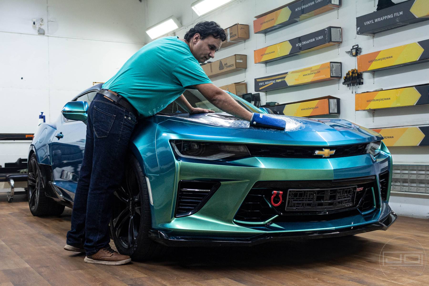 kézi autómosó gyurmakendővel - kátrány, bogár és fémszilánk eltávolítás: 1. bemutató kép kézi autómosó gyurmakendővel - kátrány, bogár és fémszilánk eltávolítás 1. illusztráció