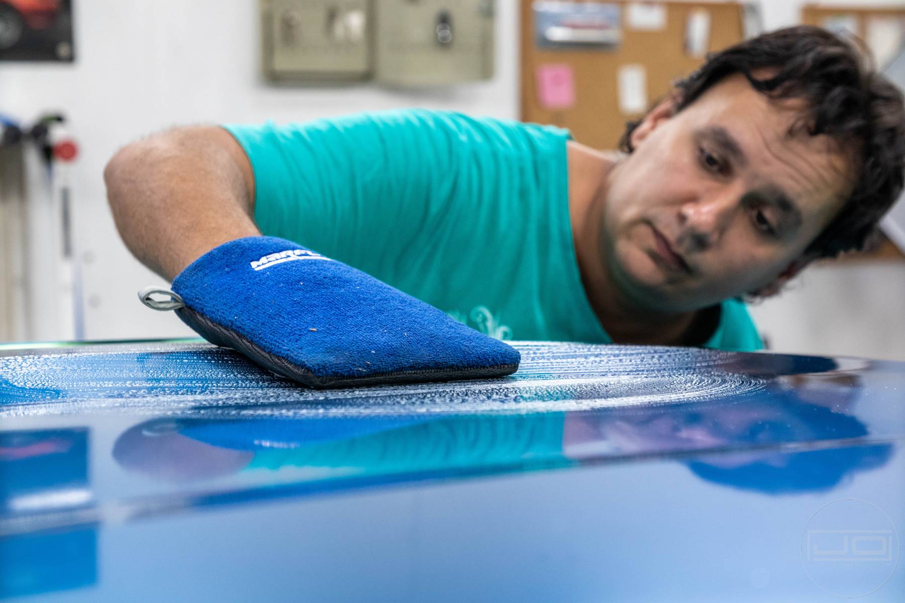 kézi autómosó gyurmakendővel utastértetőn: 1. bemutató kép kézi autómosó gyurmakendővel utastértetőn 1. illusztráció