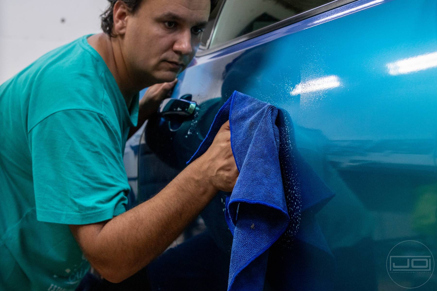 kézi autómosó intenzív mikroszálas kendővel ajtón: 1. bemutató kép kézi autómosó intenzív mikroszálas kendővel ajtón 1. illusztráció