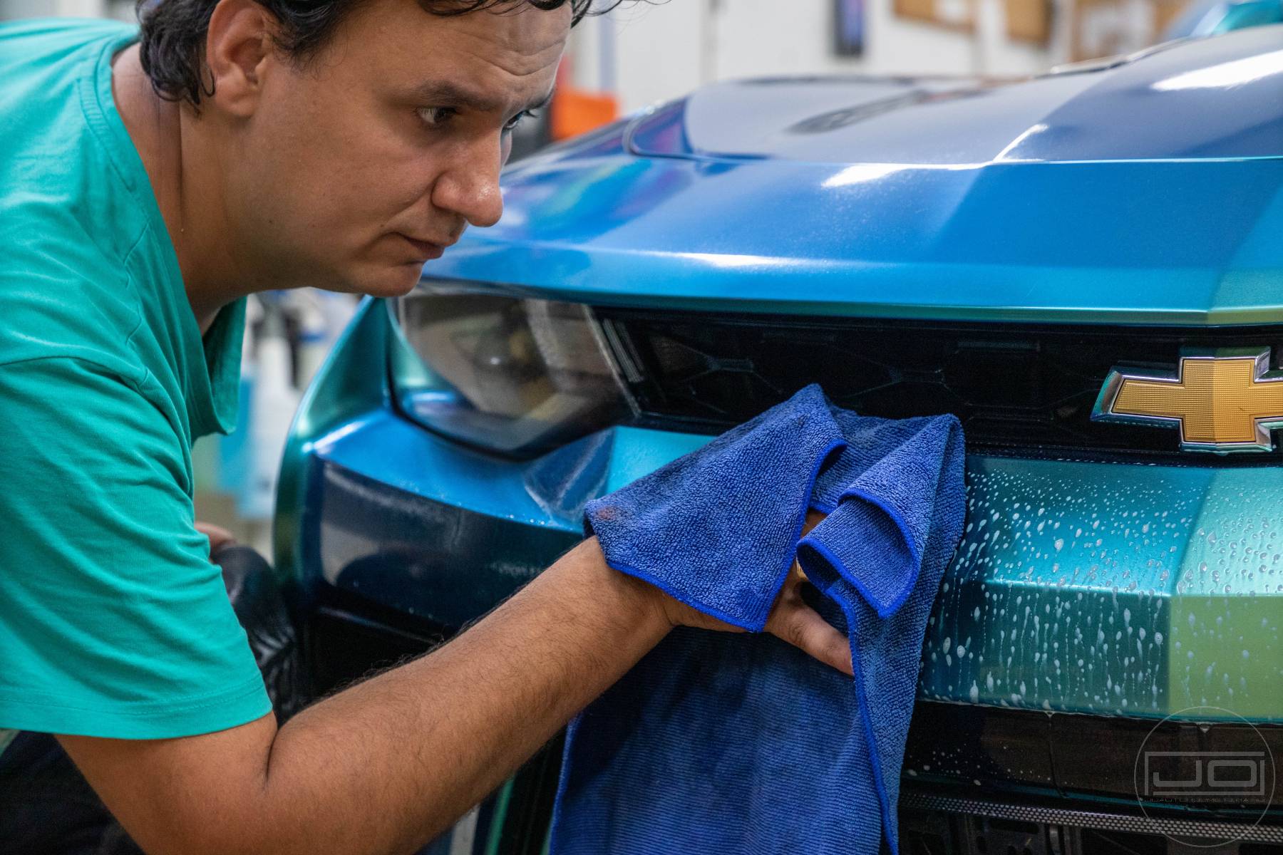 kézi autómosó intenzív mikroszálas kendővel első lökhárítón: 1. bemutató kép kézi autómosó intenzív mikroszálas kendővel első lökhárítón 1. illusztráció