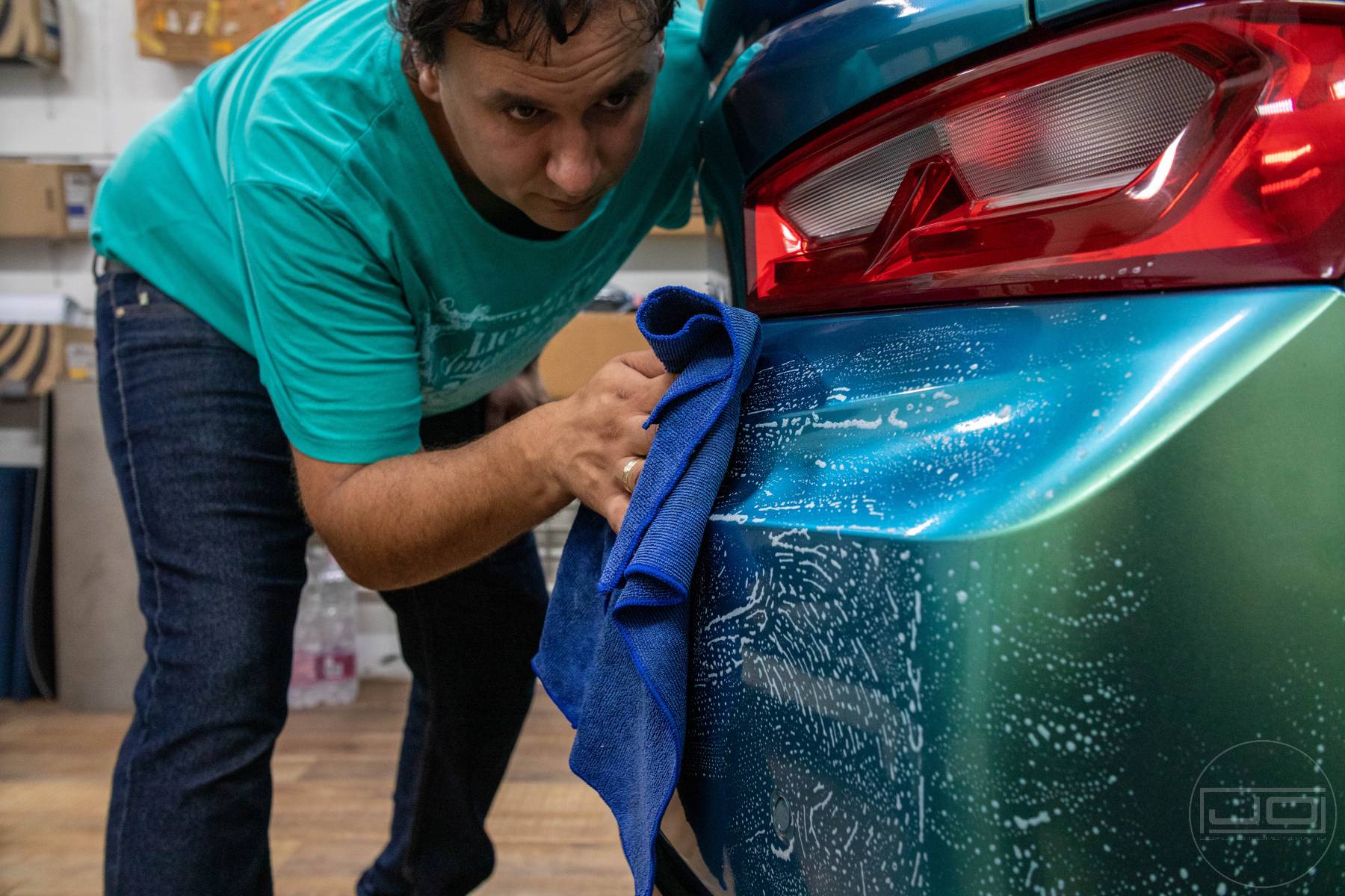 kézi autómosó intenzív mikroszálas kendővel hátsó lökhárítón: 1. bemutató kép kézi autómosó intenzív mikroszálas kendővel hátsó lökhárítón 1. illusztráció