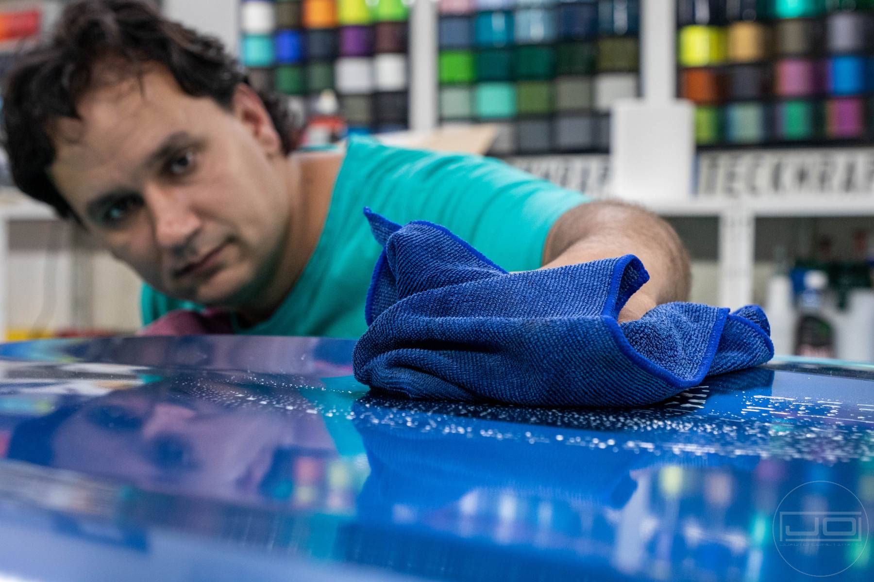 kézi autómosó intenzív mikroszálas kendővel utastértetőn: 1. bemutató kép kézi autómosó intenzív mikroszálas kendővel utastértetőn 1. illusztráció