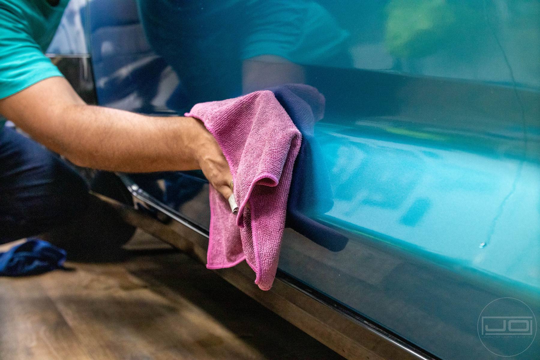 kézi autómosó lágy mikroszálas kendővel ajtón: 1. bemutató kép kézi autómosó lágy mikroszálas kendővel ajtón 1. illusztráció