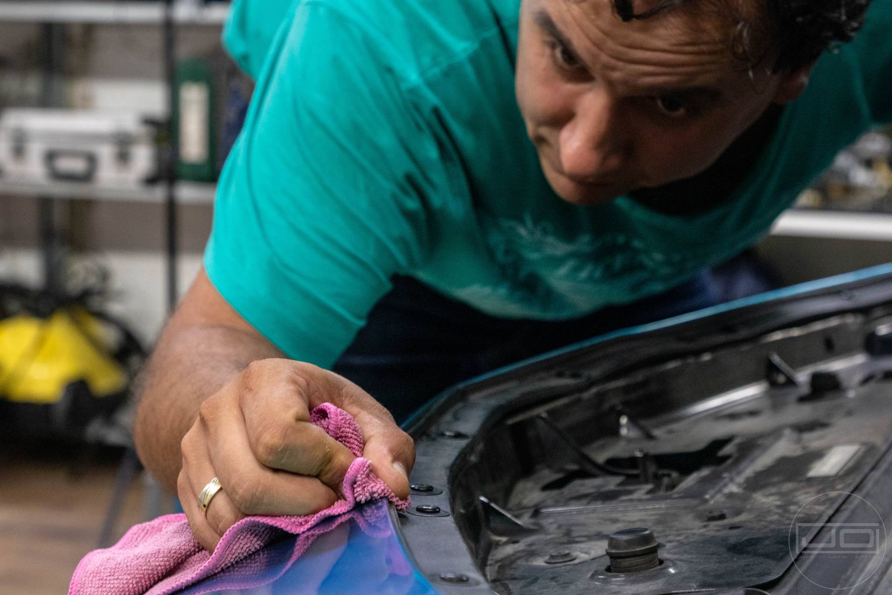 kézi autómosó lágy mikroszálas kendővel első lökhárítón: 1. bemutató kép kézi autómosó lágy mikroszálas kendővel első lökhárítón 1. illusztráció