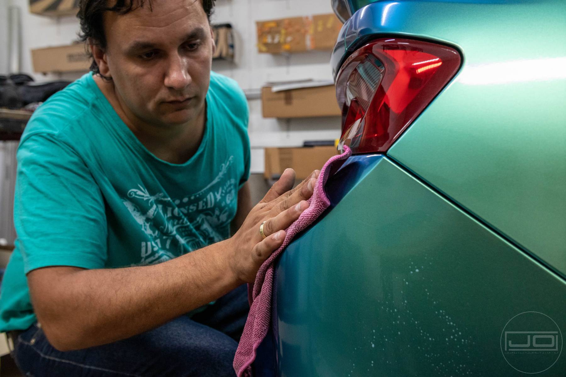 kézi autómosó lágy mikroszálas kendővel hátsó lökhárítón: 1. bemutató kép kézi autómosó lágy mikroszálas kendővel hátsó lökhárítón 1. illusztráció