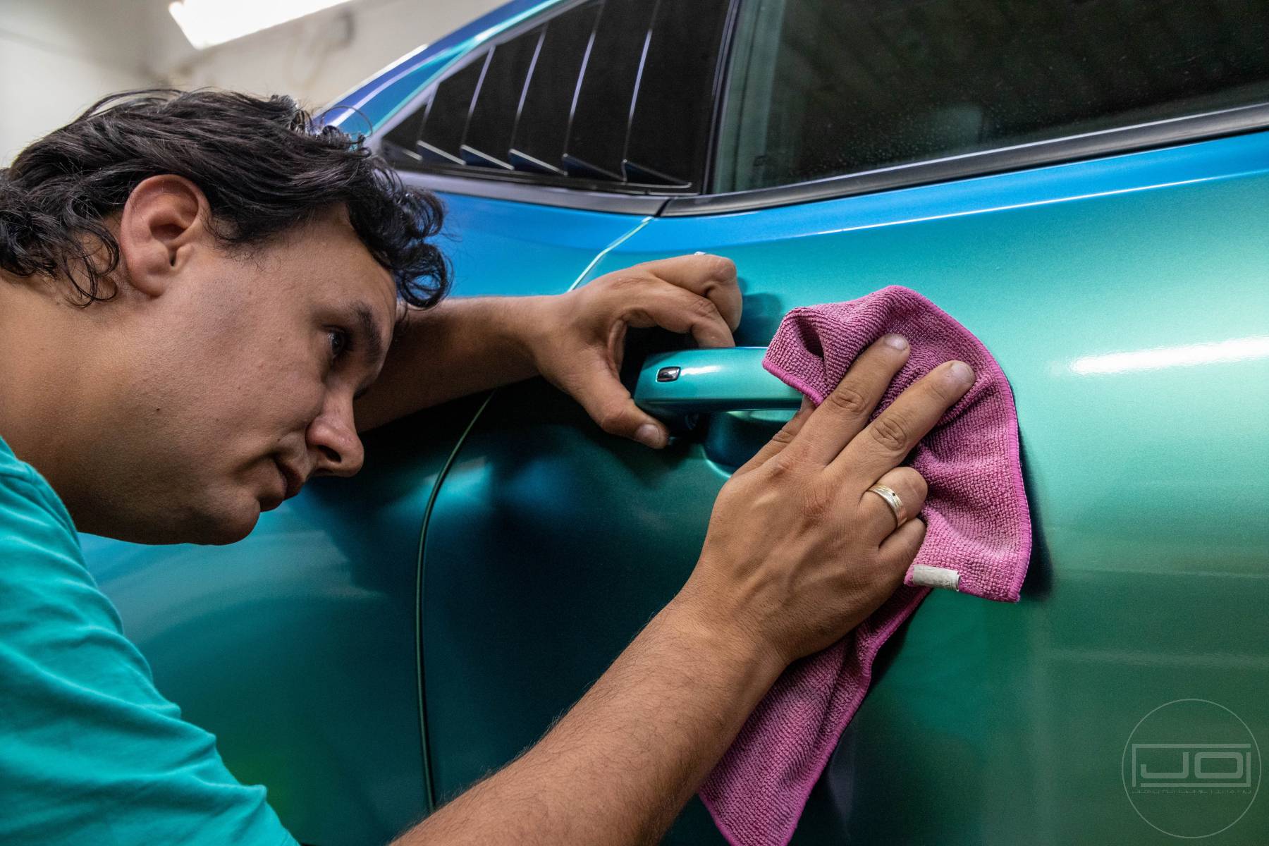 kézi autómosó lágy mikroszálas kendővel rejtett részeken: 1. bemutató kép kézi autómosó lágy mikroszálas kendővel rejtett részeken 1. illusztráció