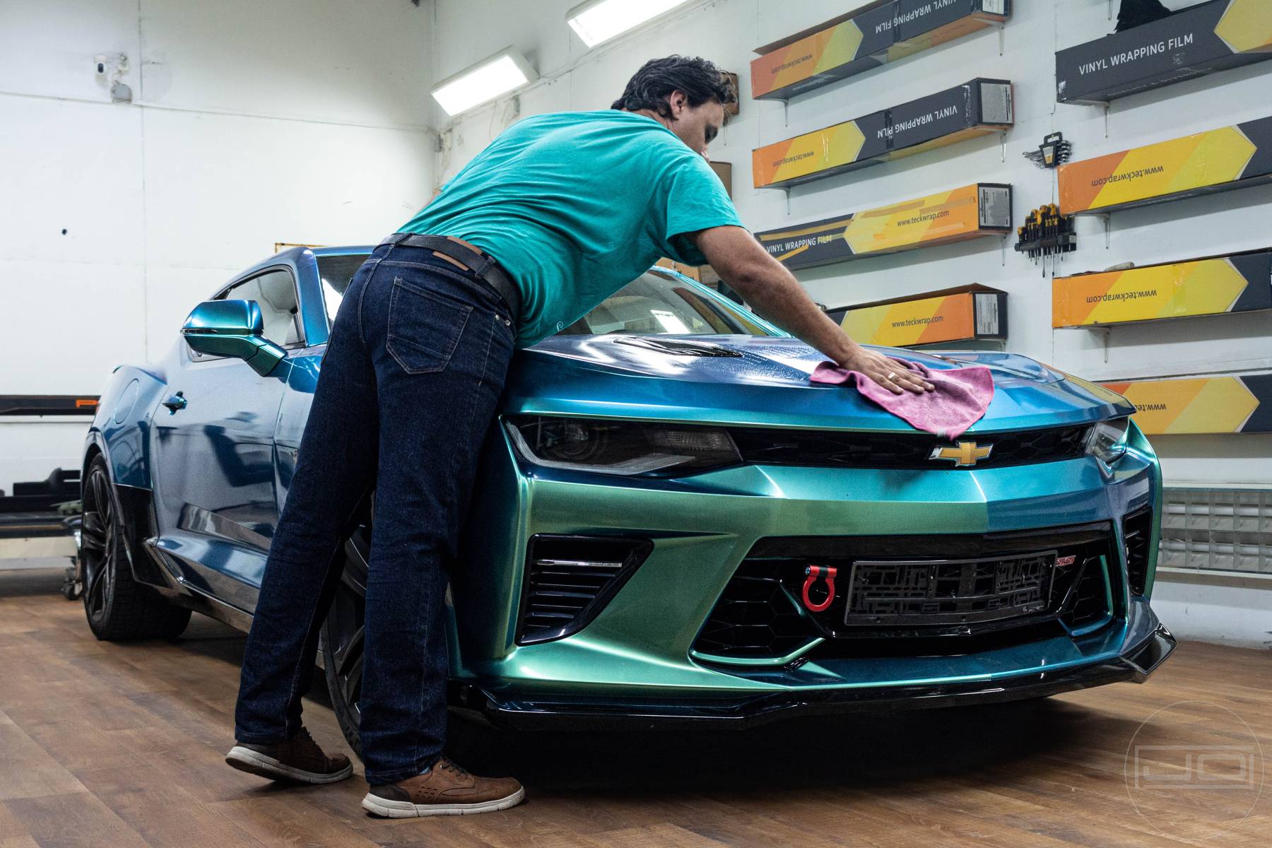 kézi autómosó lágy mikroszálas kendővel - szárítás és pormentesítés: 1. bemutató kép kézi autómosó lágy mikroszálas kendővel - szárítás és pormentesítés 1. illusztráció