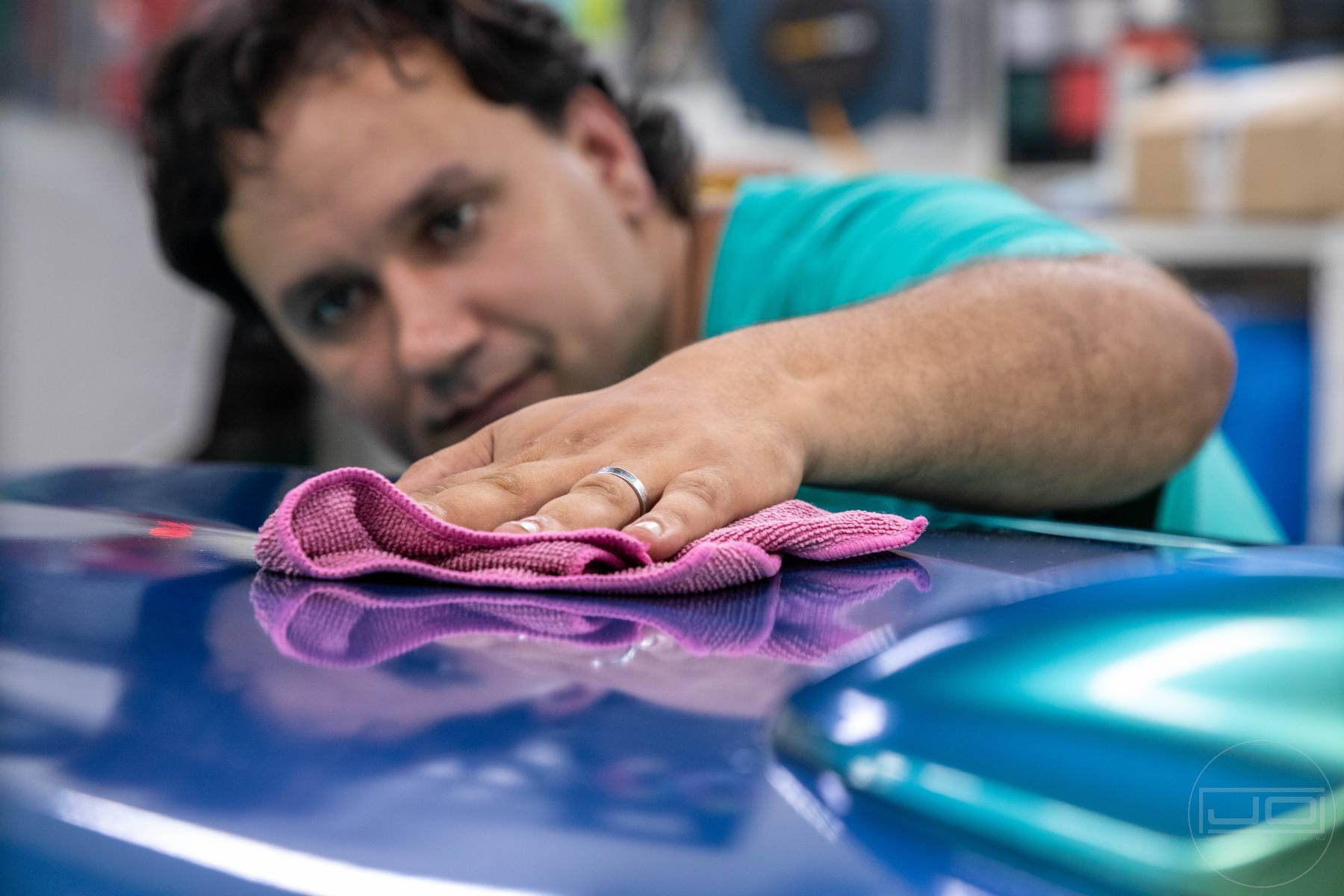 kézi autómosó lágy mikroszálas kendővel utastértetőn: 1. bemutató kép kézi autómosó lágy mikroszálas kendővel utastértetőn 1. illusztráció