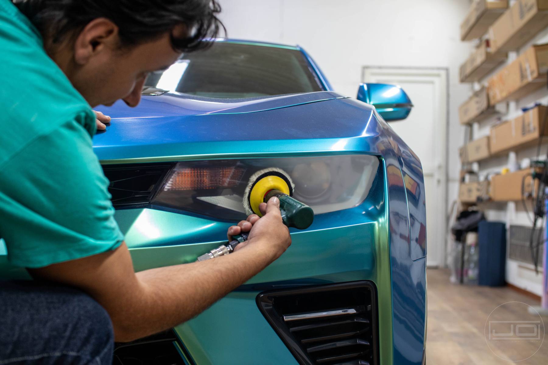 lámpa polírozás közben 1. illusztráció