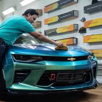 Illusztráció: kézi autómosás a makulátlan külsőért - kézi autómosó, ahol minden részlet számít